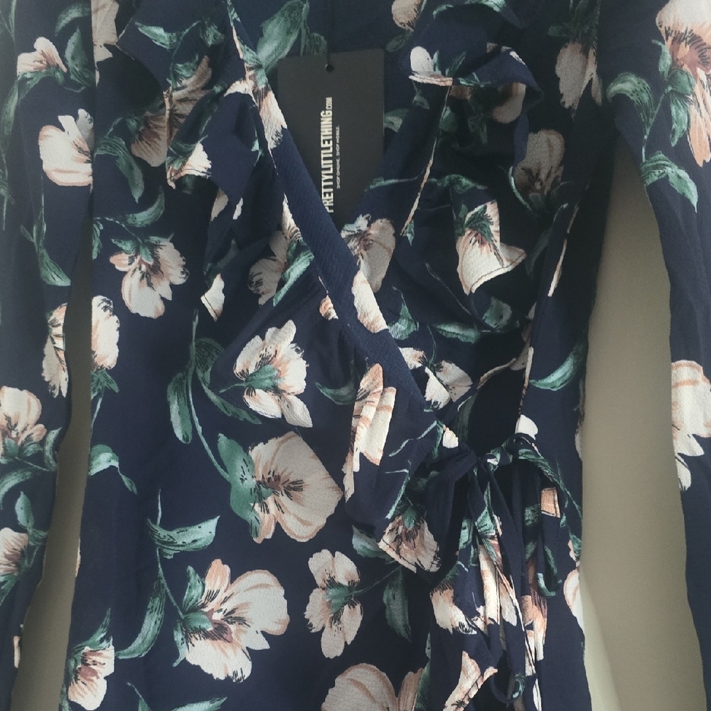 Pretty Little Thing Floral Wrap Dress W/ Ruffle Details (NWT)(0)🤍💙🤍 - Picture 4 of 5